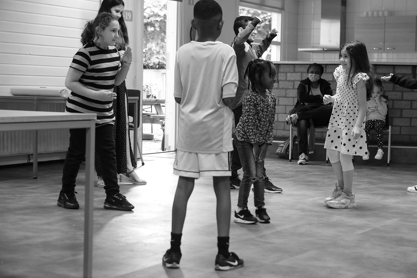 acting class at playground De Klimroos moving statue summerschool